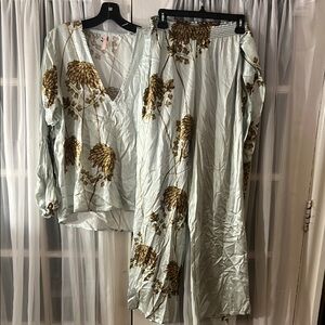 AquaClara Elegant Silk Floral Loungewear Set of 2 Women's Size large Mint Green